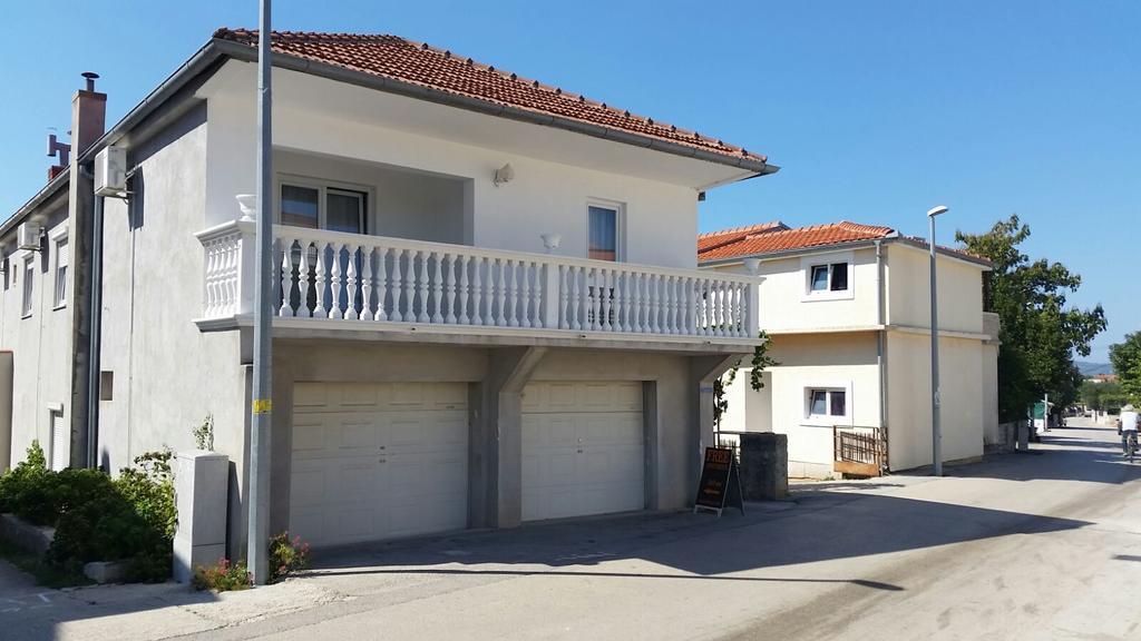 Apartmani Kod Rade Pakoštane Eksteriør billede